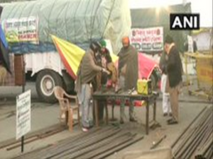 Farmers protest continues, more tents installed at Singh border