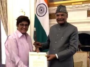 President Ram Nath Kovind hands over Baton of Honor to Kiran Bedi