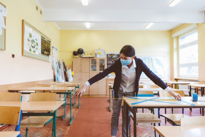 Private schools open the gates for students, neglect the government instructions