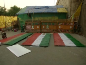 Farmers protesting along the Delhi borders build bamboo huts for heat protection